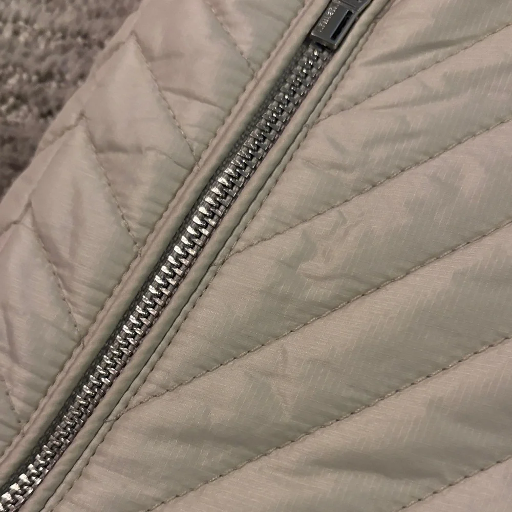 Athleta Quilted Beige Athletic Shorts